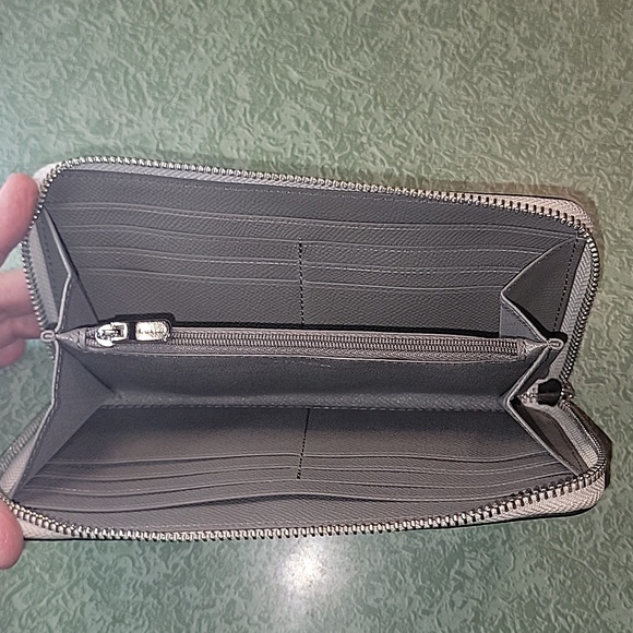 Coach Women's Zip Around accordion Wallet in Pebbled Leather Metallic silver - Picture 5 of 14